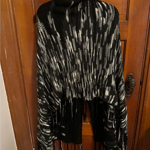 LuLaRoe Mimi Poncho Limited Edition - Picture 4 of 6